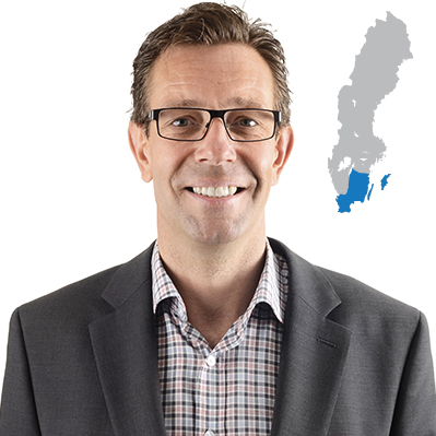 Profilbild av David Persson med blågrå karta i bakgrunden