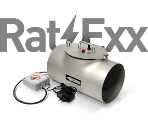 Rat-Exx elektronisk råttfälla i rostfritt stål, med tillhörande strömkabel och logotypen 'RatExx' i bakgrunden.