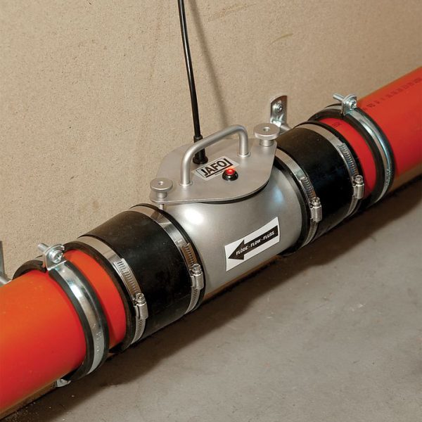 Elektroniskt råttstopp installerat på ett rör, modell JAFO RAT-EXX
