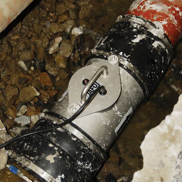 Elektroniskt råttstopp JAFO RAT-EXX installerat i ett rör under mark